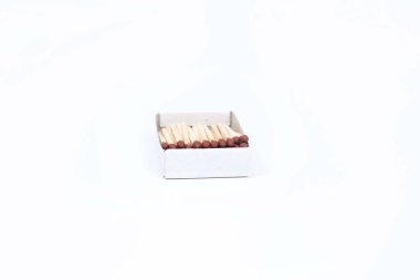 Kutuda kibrit çubuklarının fotoğrafı. Beyaz arka planda yalıtılmış.