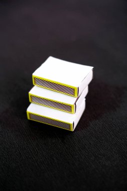 Kibrit kutularının fotoğrafı. Beyaz arka planda yalıtılmış.