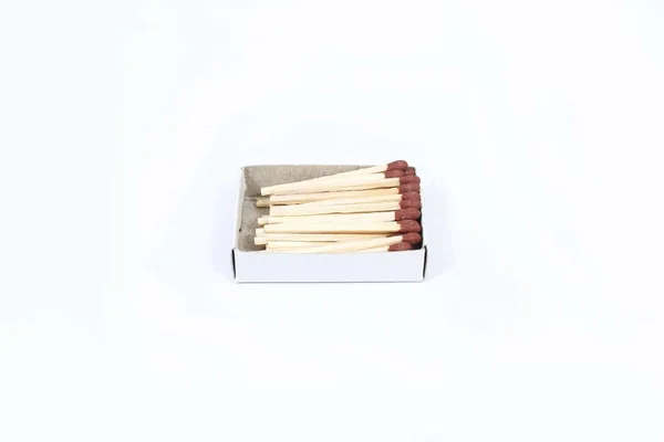 Kutuda Kibrit Çubuklarının Fotoğrafı Beyaz Arka Planda Yalıtılmış — Stok fotoğraf