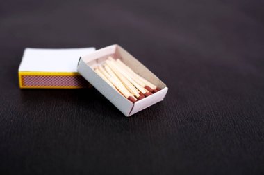 Maçlar kutusunda eşleşir. Beyaz arka planda yalıtılmış.