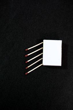 Maçlar kutusunda eşleşir. Beyaz arka planda yalıtılmış.