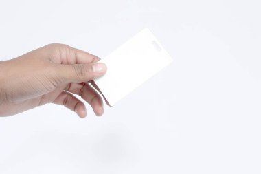 Adam el fotoğraf etiketi kartı tutuyor. Beyaz arka planda yalıtılmış.