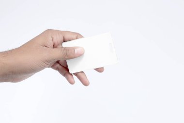 Çocuk elinde etiket kartı tutuyor. Beyaz arka planda yalıtılmış.