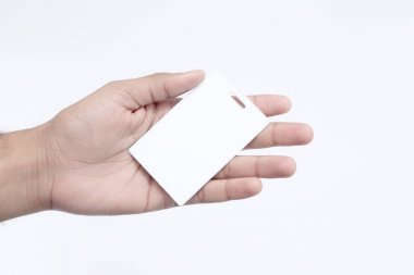 Çocuk elinde etiket kartı tutuyor. Beyaz arka planda yalıtılmış.