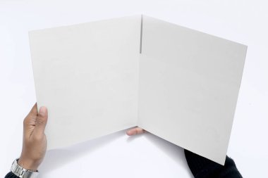 Çocuk resmi boş dergi okuyor. Beyaz arka planda yalıtılmış.