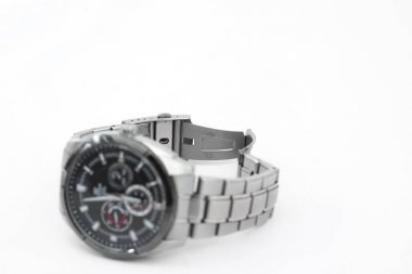 Lüks saatin portresi. Beyaz arka planda yalıtılmış.