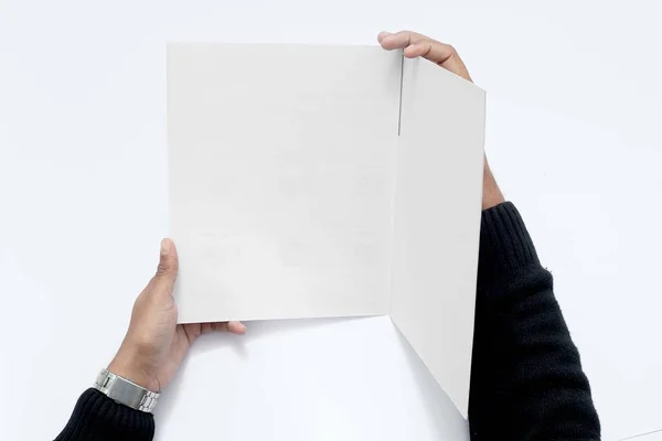 Imagem Homem Mão Está Mostrando Cartão Tag Isolado Fundo Branco — Fotografia de Stock
