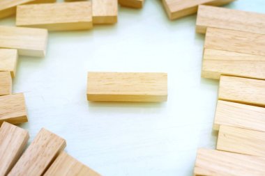 Tahta arka planda tahta oyuncak küpleri.