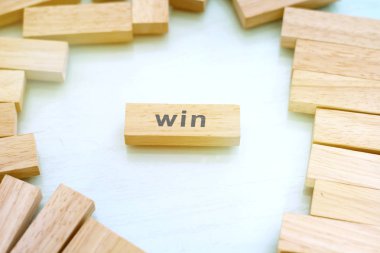 Tahta blokta yazılı bir kelime kazan. Dizaynınız ve konseptiniz için tahta masadaki metni kazanın.