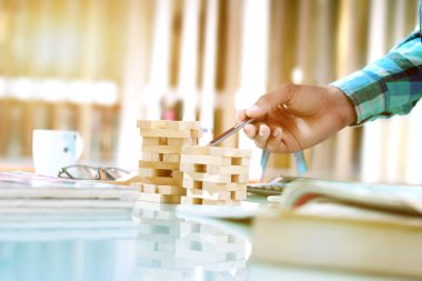 İşadamları proje yi tartışıyor. Beyaz arka planda yalıtılmış.