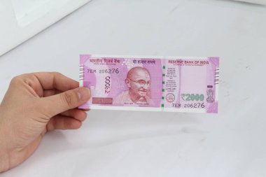 Hint para biriminin resmi- 2000 rupi. Beyaz arka planda yalıtılmış.