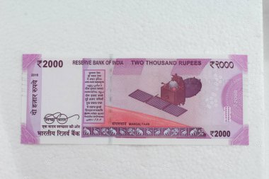 Hint para biriminin resmi- 2000 rupi. Beyaz arka planda yalıtılmış.