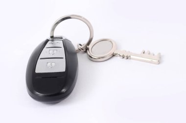Anahtarlıklı araba anahtarının resmi. Beyaz arka planda yalıtılmış.