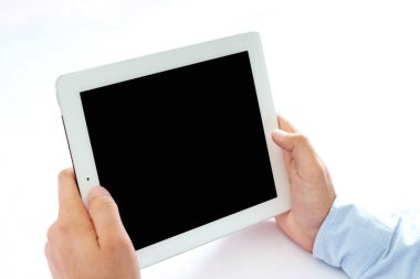 Tablet üzerinde çalışan adam. Beyaz arka planda yalıtılmış.