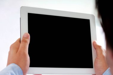 Tablet üzerinde çalışan adam. Beyaz arka planda yalıtılmış.