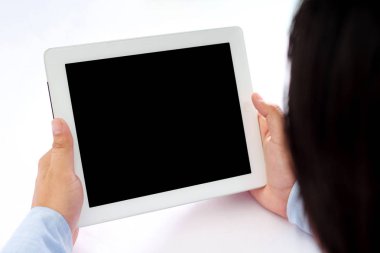 Tablet üzerinde çalışan adam. Beyaz arka planda yalıtılmış.