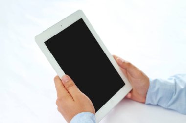 Tablet üzerinde çalışan adam. Beyaz arka planda yalıtılmış.