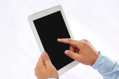 Tablet üzerinde çalışan adam. Beyaz arka planda yalıtılmış.