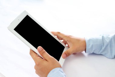 Tablet üzerinde çalışan adam. Beyaz arka planda yalıtılmış.