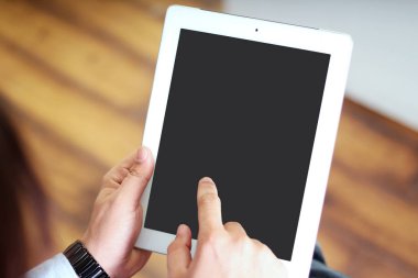 Tablet üzerinde çalışan adam. Beyaz arka planda yalıtılmış.