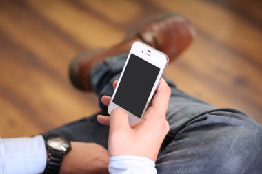 Cep telefonu yla çalışan bir adam. Beyaz arka planda yalıtılmış.
