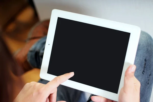 Tablet üzerinde çalışan adam. Beyaz arka planda yalıtılmış.