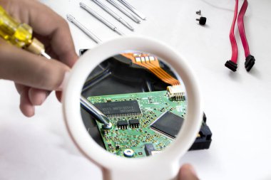 Bilgisayar teknisyeni ile cam büyütme resmi. Beyaz arka planda yalıtılmış.