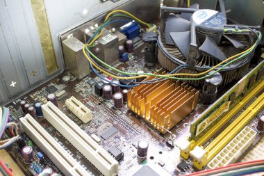 Bilgisayar teknisyeni ile cam büyütme resmi. Beyaz arka planda yalıtılmış.