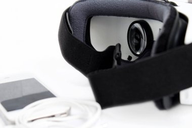 Gear Vr bir gözlük mobil sanal gerçeklik cihazı. Beyaz arka planda yalıtılmış,