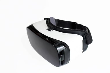 Gear Vr bir gözlük mobil sanal gerçeklik cihazı. Beyaz arka planda yalıtılmış,