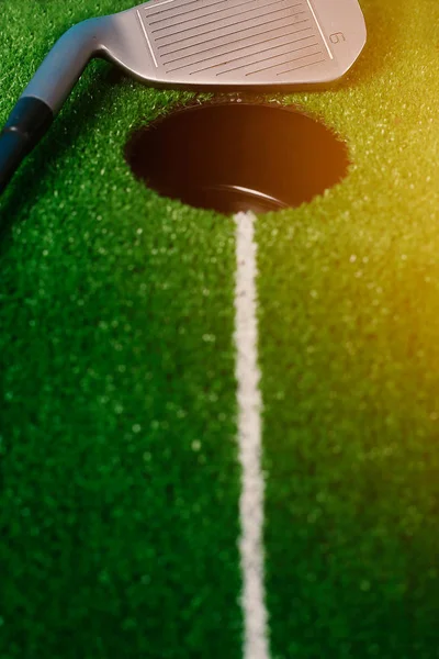 Imagem Golf Hole Com Golf Stick Isolado Fundo Colorido — Fotografia de Stock