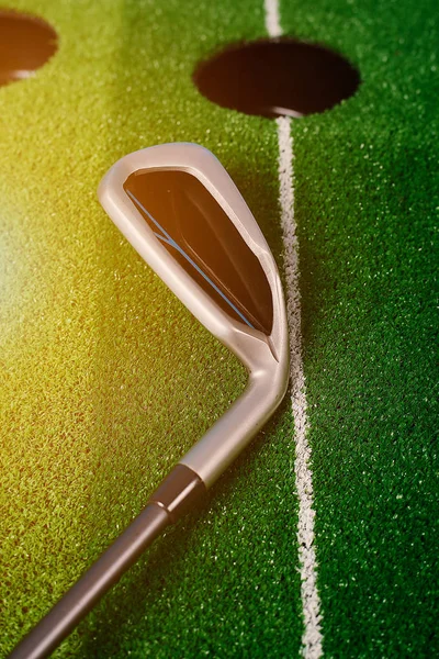 Foto Golf Hole Con Palo Golf Aislado Sobre Fondo Colorido — Foto de Stock