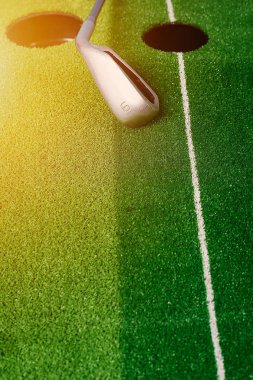 Golf Stick ile Golf Hole Resmi. Renkli arka planda izole. 