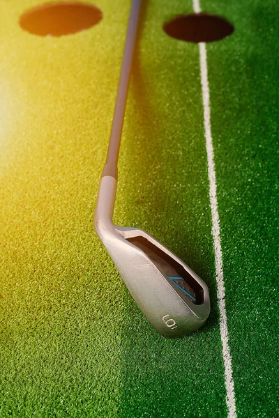 Imagem Golf Hole Com Golf Stick Isolado Fundo Colorido — Fotografia de Stock