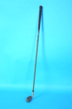 Golf Stick resmi. Mavi arka planda yalıtılmış.