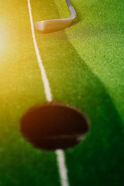 Imagem Golf Hole Com Golf Stick Isolado Fundo Colorido — Fotografia de Stock