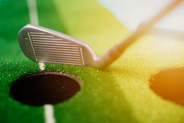 Foto Golf Hole Con Palo Golf Aislado Sobre Fondo Colorido —  Fotos de Stock