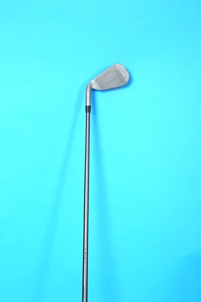Golf Stick resmi. Mavi arka planda yalıtılmış.