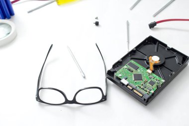 Bilgisayar teknisyeninin resmi. Beyaz arka planda yalıtılmış.