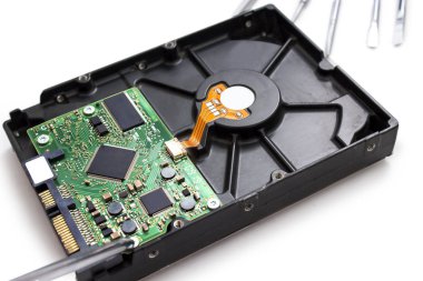 Bilgisayar teknisyeninin resmi. Beyaz arka planda yalıtılmış.