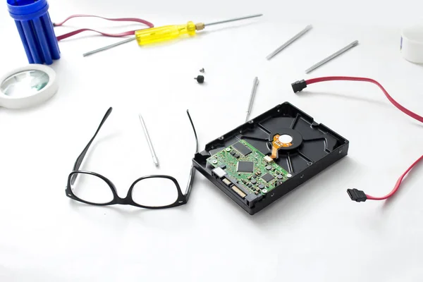 Bilgisayar teknisyeninin resmi. Beyaz arka planda yalıtılmış.