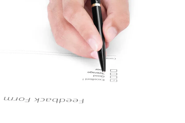 Bild Eines Mannes Der Feedback Formular Mit Einem Stift Ausfüllt — Stockfoto
