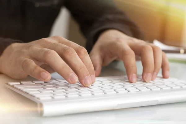 Imagem Mãos Digitando Teclado Computador Isolado Sobre Fundo Branco — Fotografia de Stock