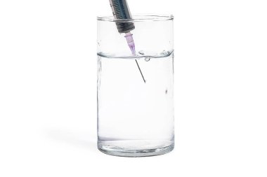 Şeffaf cam cam su ve enjeksiyon ile dolgu resmi. Beyaz arka planda yalıtılmış.