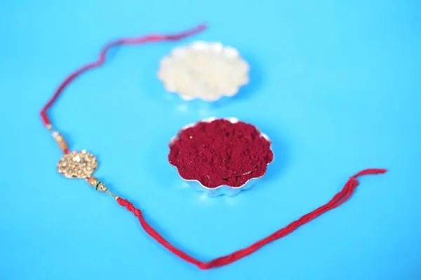 Festival Indiano Raksha Bandhan Fundo Com Elegante Rakhi Grãos Arroz — Fotografia de Stock