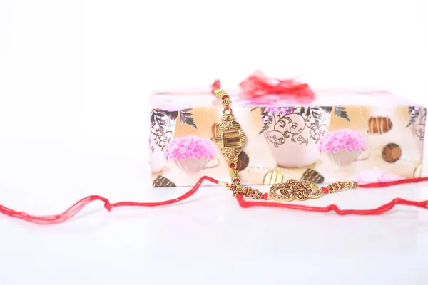 Hint festivali: Raksha Bandhan özgeçmişi zarif bir Rakhi, pirinç taneleri ve Kumkum ile. Geleneksel Hint bilekliği Kardeşler ve Kız Kardeşler arasındaki aşkın sembolüdür..