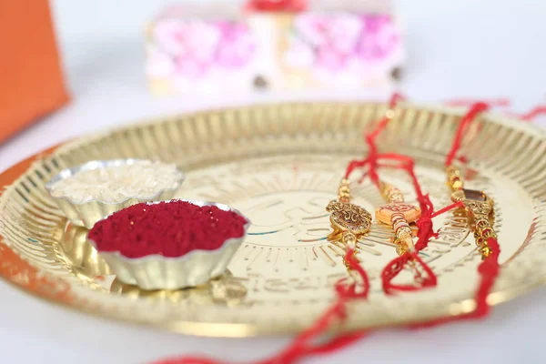 Indický Festival Raksha Bandhan Pozadí Elegantním Rakhi Rýže Zrna Kumkum — Stock fotografie