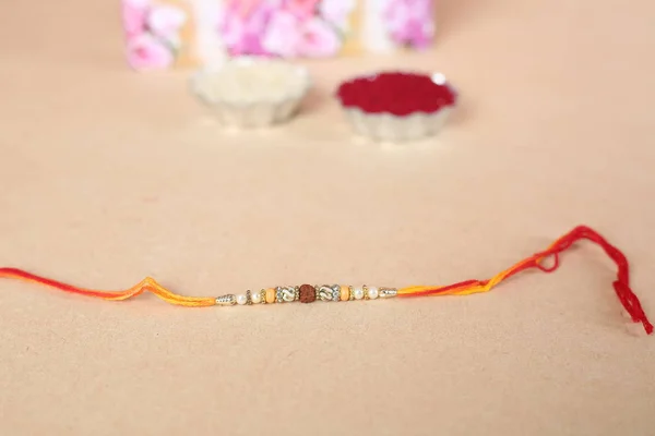 Festival Indiano Raksha Bandhan Fundo Com Elegante Rakhi Grãos Arroz — Fotografia de Stock