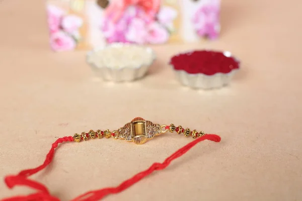 Festival Indio Raksha Bandhan Fondo Con Elegante Rakhi Granos Arroz —  Fotos de Stock