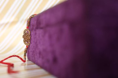 Hint festivali: Raksha Bandhan özgeçmişi zarif bir Rakhi, pirinç taneleri ve Kumkum ile. Geleneksel Hint bilekliği Kardeşler ve Kız Kardeşler arasındaki aşkın sembolüdür..